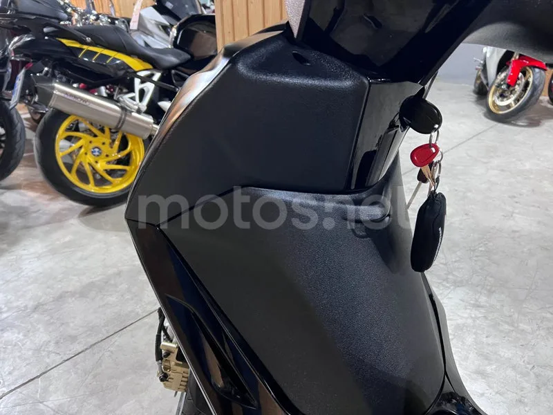 Piaggio Beverly 300 - Vista 50