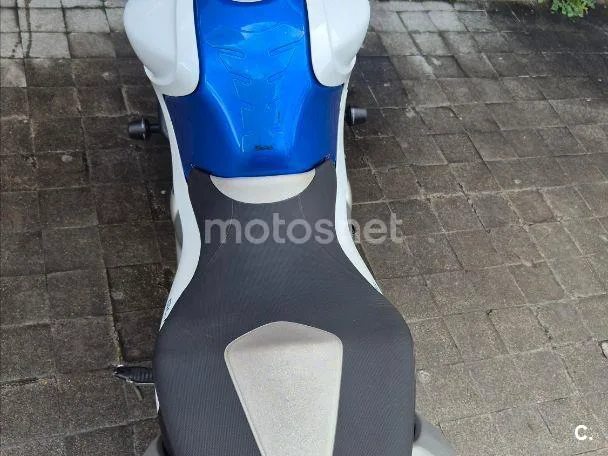 Suzuki Gladius 650 2600 € 2010 Araba - 2