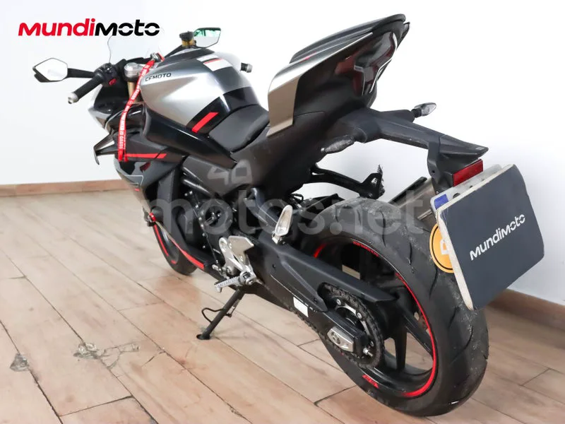 CFMOTO 250NK - Vista 8