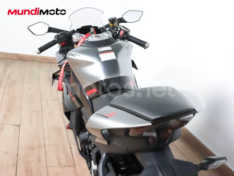 CFMOTO 250NK - Vista 9