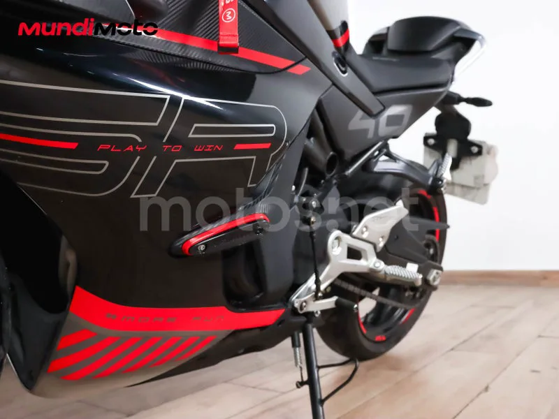 CFMOTO 250NK - Vista 10