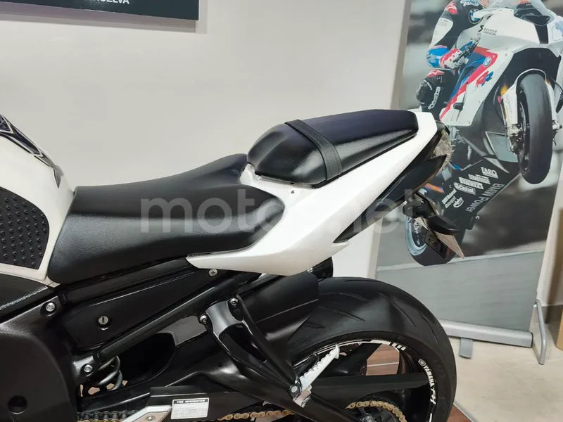 Yamaha FZ1 - Vista 21
