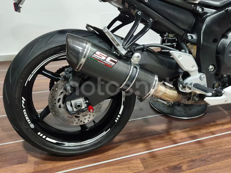 Yamaha FZ1 - Vista 8