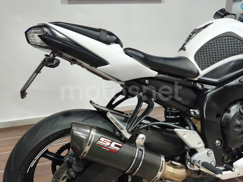 Yamaha FZ1 - Vista 10
