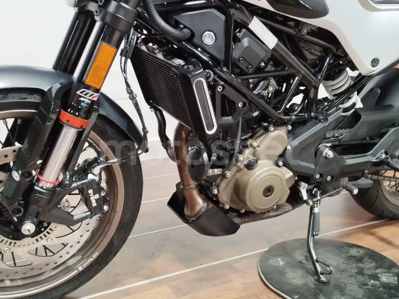 Husqvarna Vitpilen 401 - Vista 26