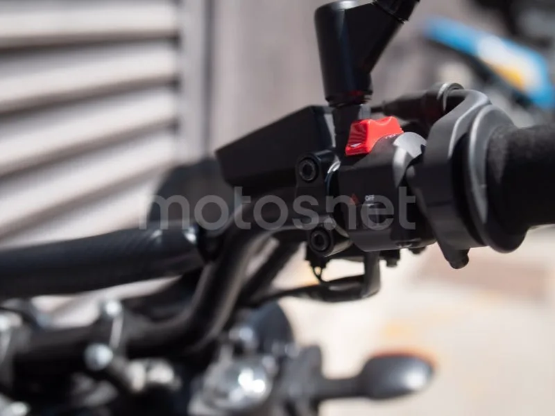 Yamaha XSR700 - Vista 9