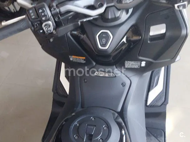 Yamaha TMAX - Vista 4