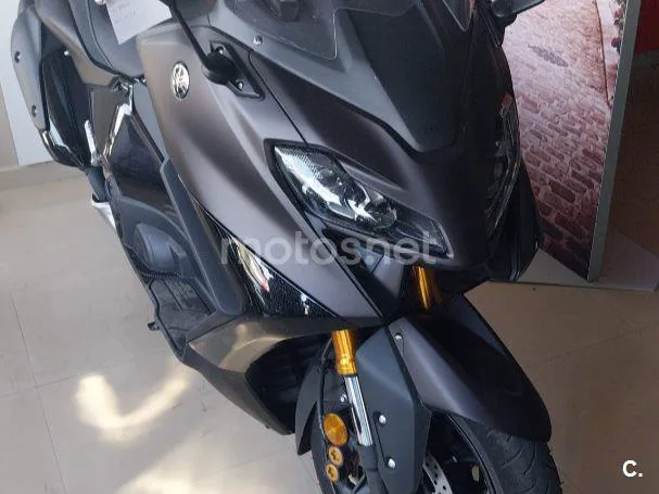 Yamaha TMAX - Vista 6