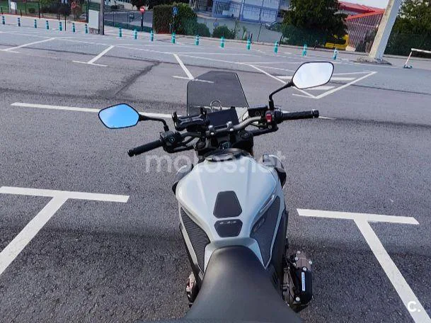 Honda CB650R - Vista 16