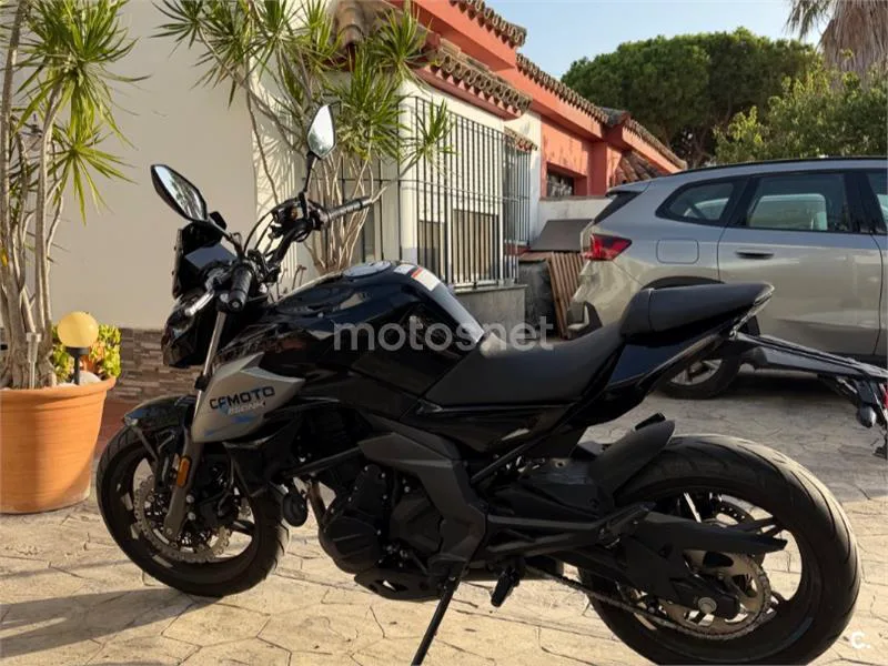 CFMOTO 650NK - Vista 3