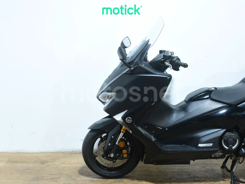 Yamaha TMAX - Vista 8