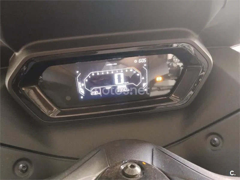 Yamaha XMAX 300 - Vista 5