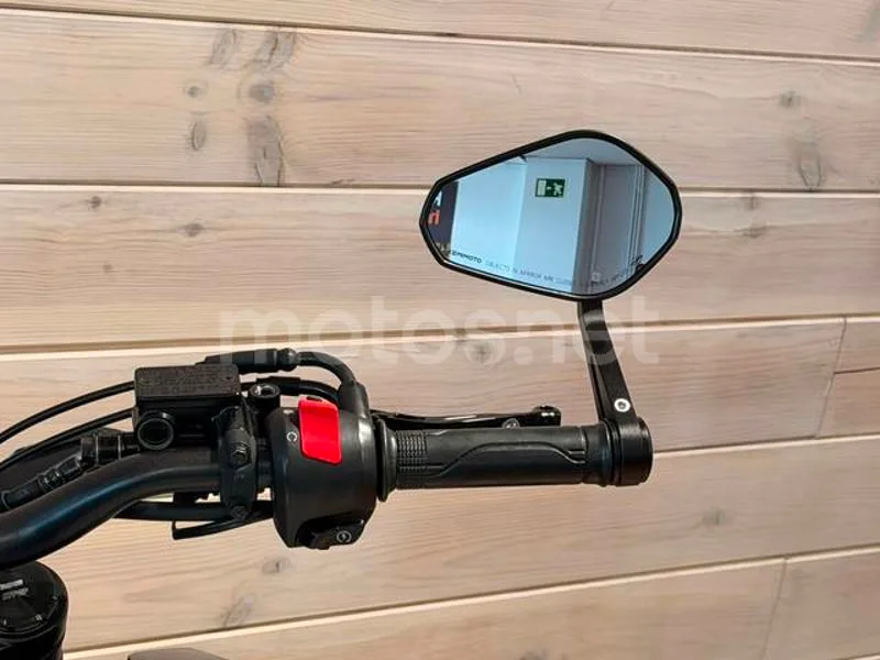 Honda CB125R - Vista 15