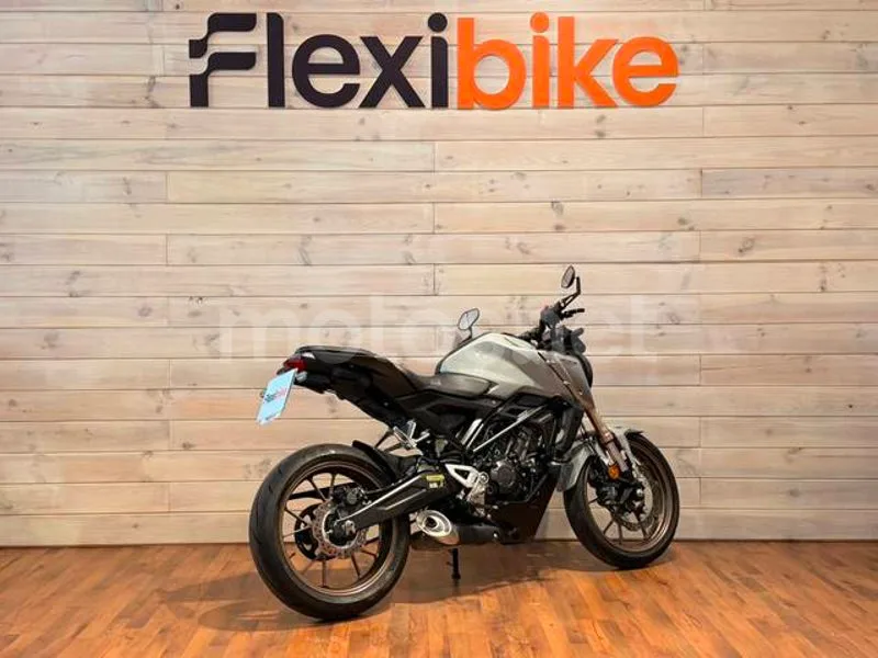 Honda CB125R - Vista 4