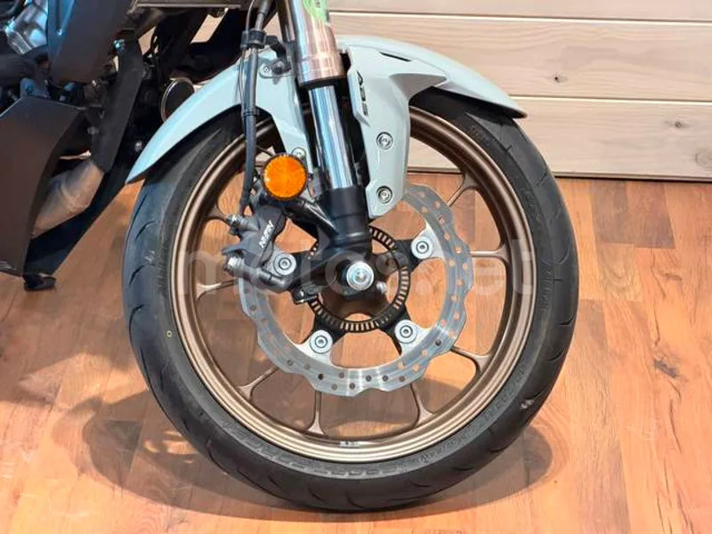 Honda CB125R - Vista 10