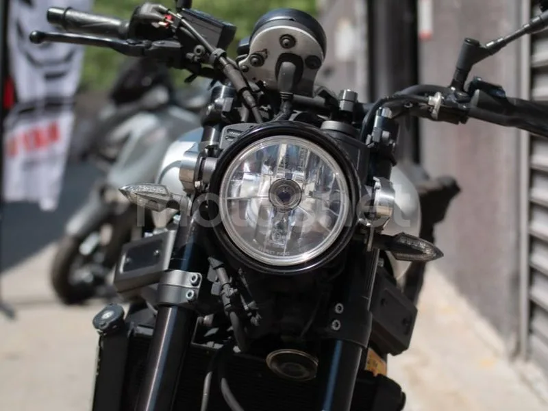 Yamaha XSR900 - Vista 12