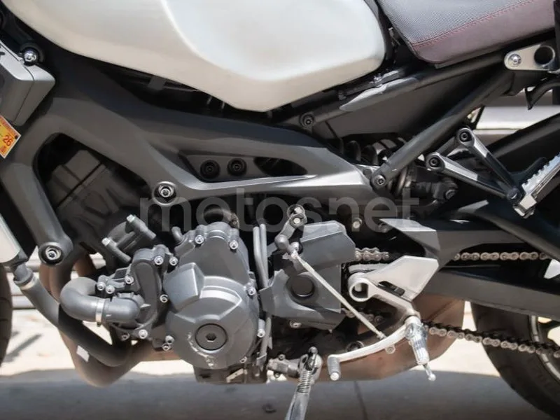 Yamaha XSR900 - Vista 16