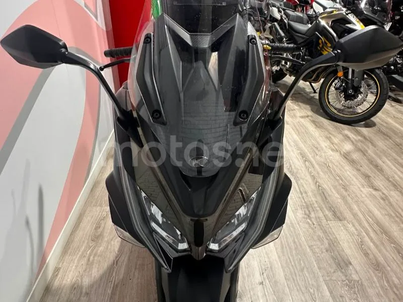 Kymco AK 550 - Vista 5