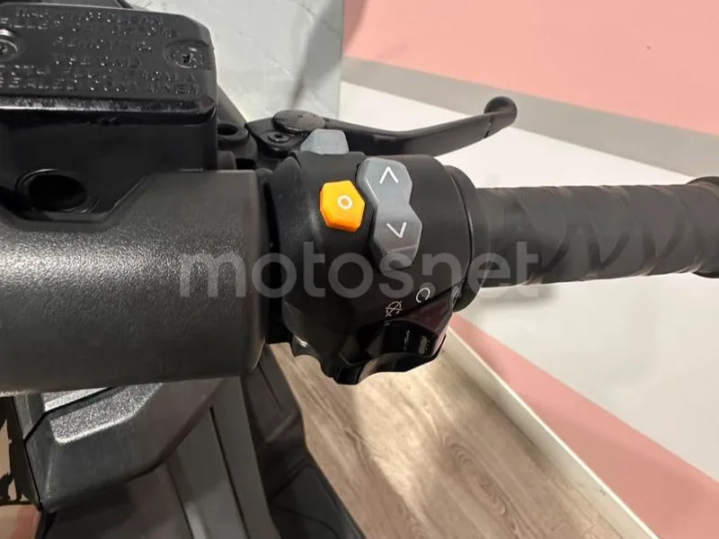 Kymco AK 550 - Vista 8