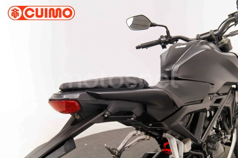 Honda CB125R - Vista 19