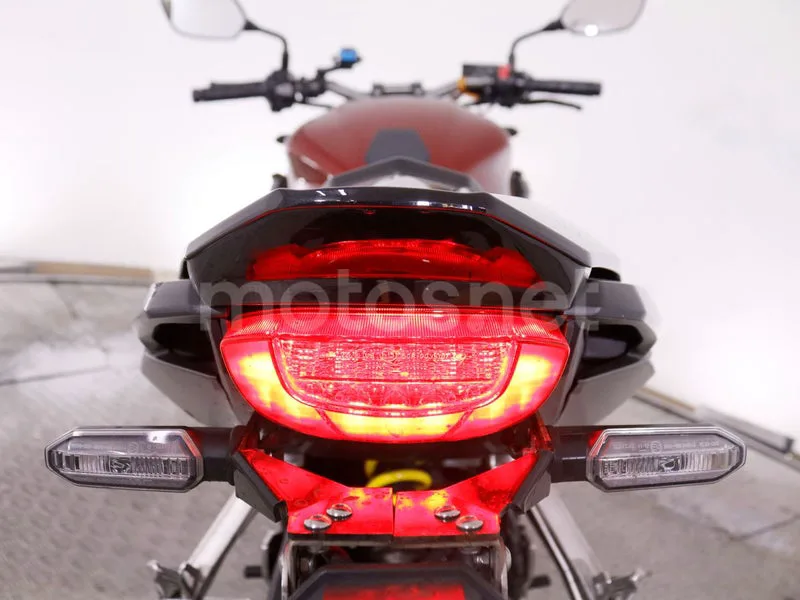 Honda CB650R - Vista 16