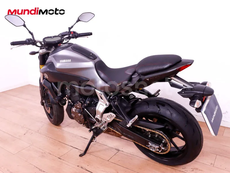 Yamaha MT-07 - Vista 8
