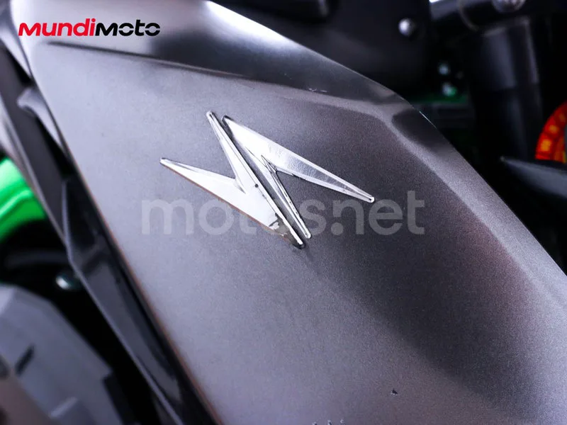 Kawasaki Z900 - Vista 45