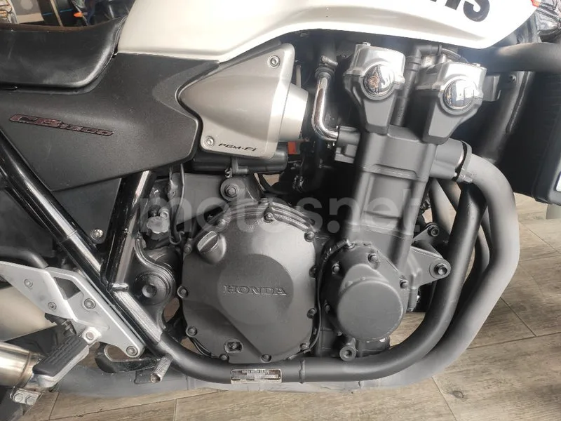 Honda CB1300 - Vista 6