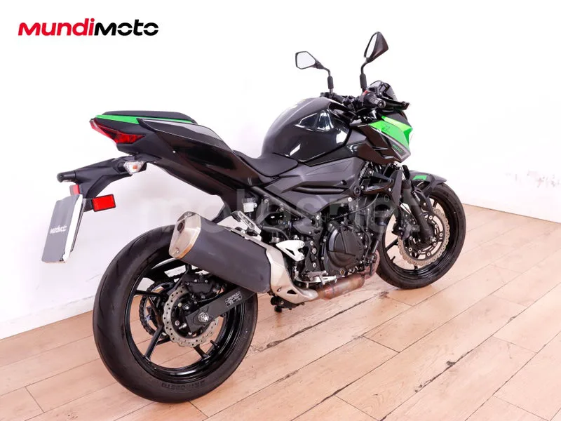 Kawasaki Z400 - Vista 3