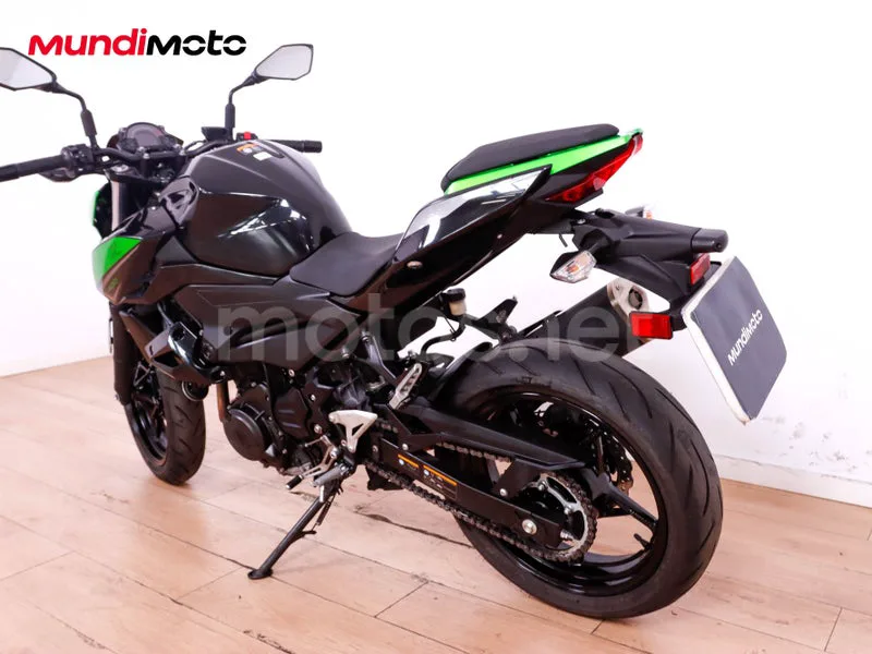 Kawasaki Z400 - Vista 8