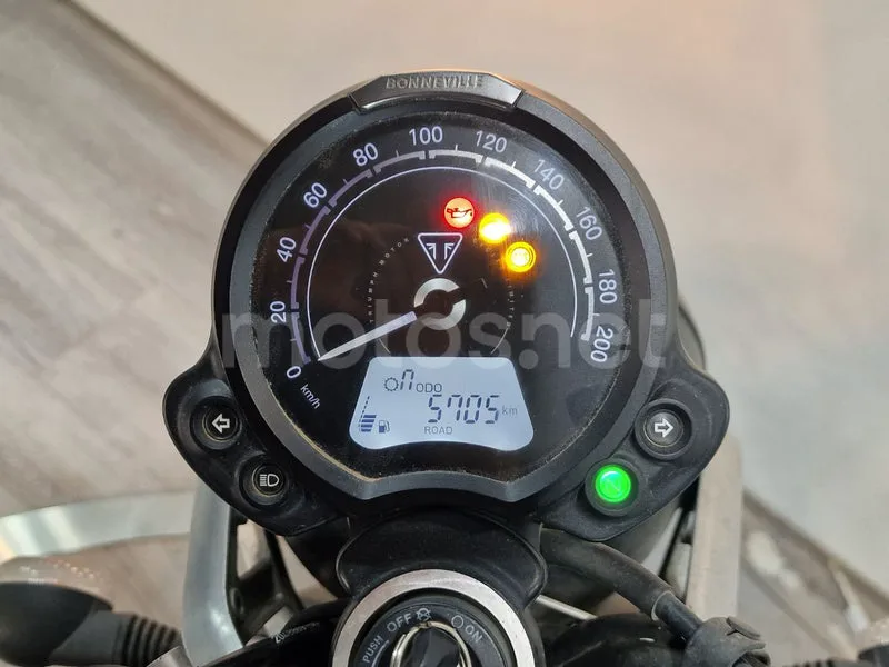 Triumph Street Twin - Vista 9