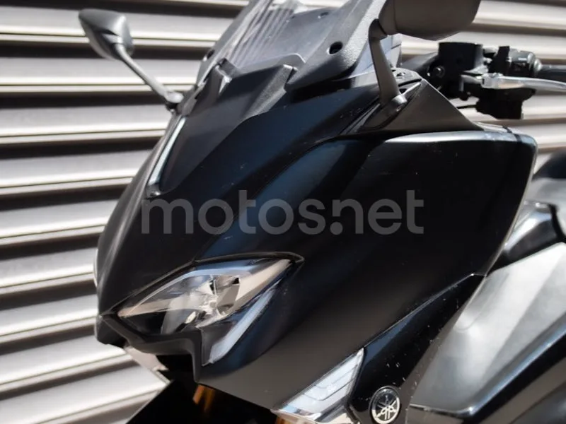 Yamaha TMAX - Vista 13