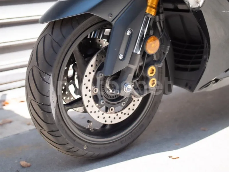 Yamaha TMAX - Vista 14