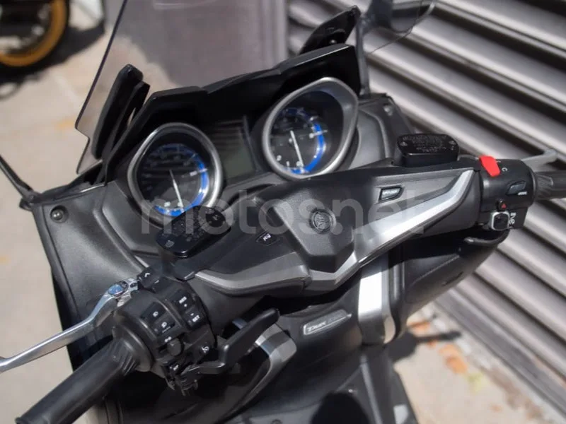 Yamaha TMAX - Vista 18