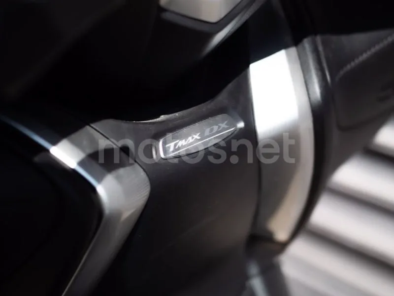 Yamaha TMAX - Vista 19