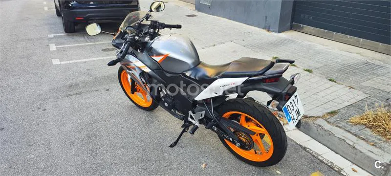 Honda CBR125R - Vista 3