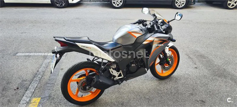 Honda CBR125R - Vista 4