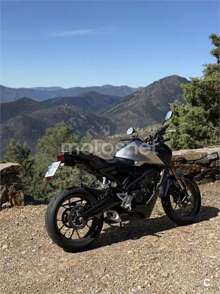 Honda CB125R - Vista 3