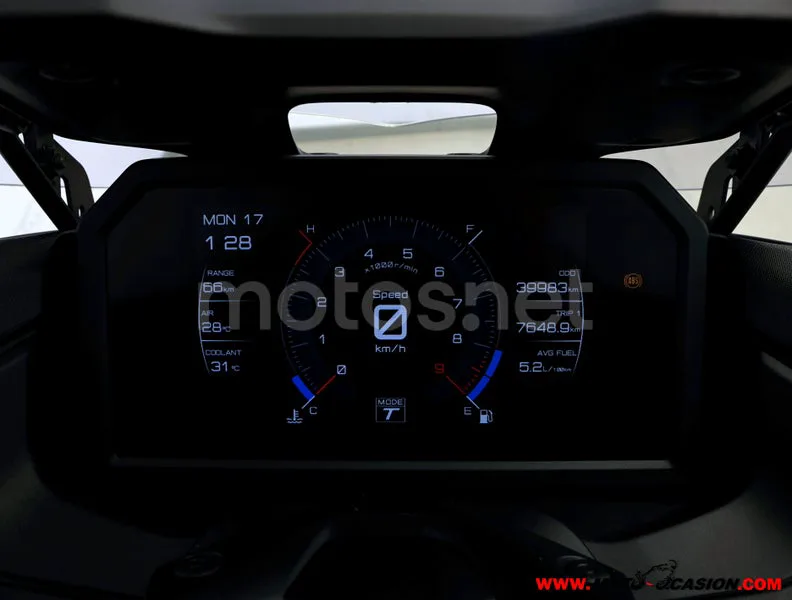 Yamaha TMAX - Vista 6