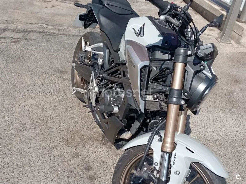Honda CB125R - Vista 3