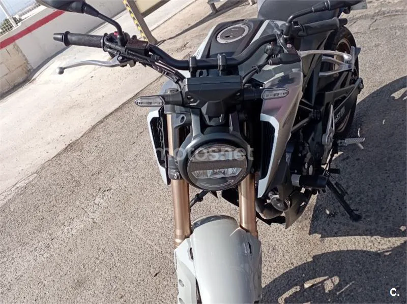 Honda CB125R - Vista 4