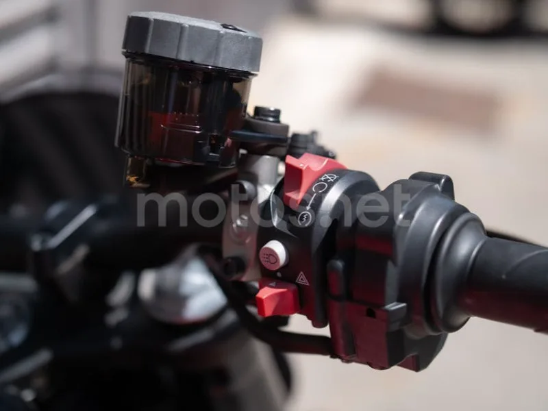 Ducati Monster - Vista 11