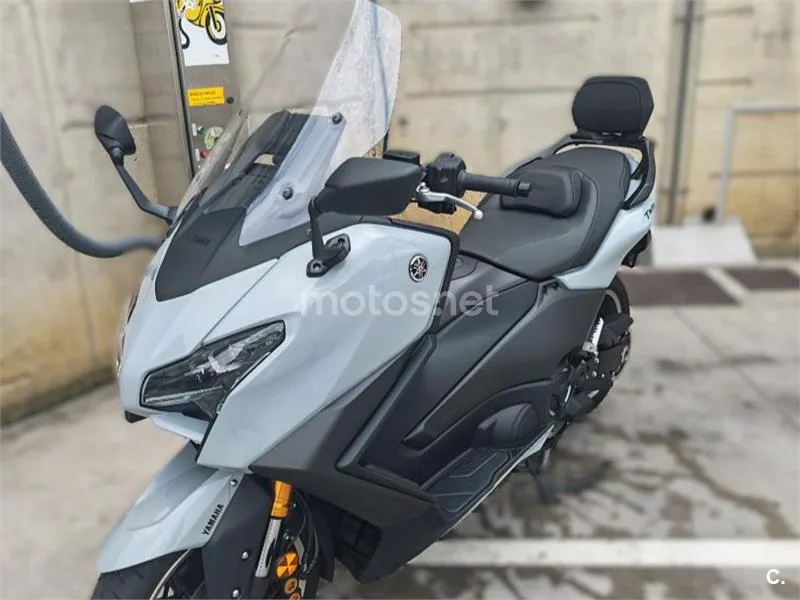 Yamaha TMAX - Vista 12