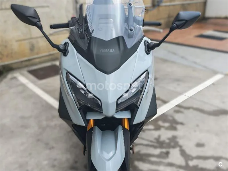 Yamaha TMAX - Vista 13
