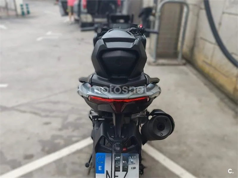 Yamaha TMAX - Vista 3