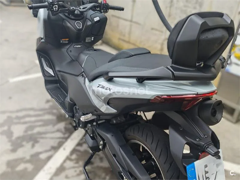 Yamaha TMAX - Vista 8