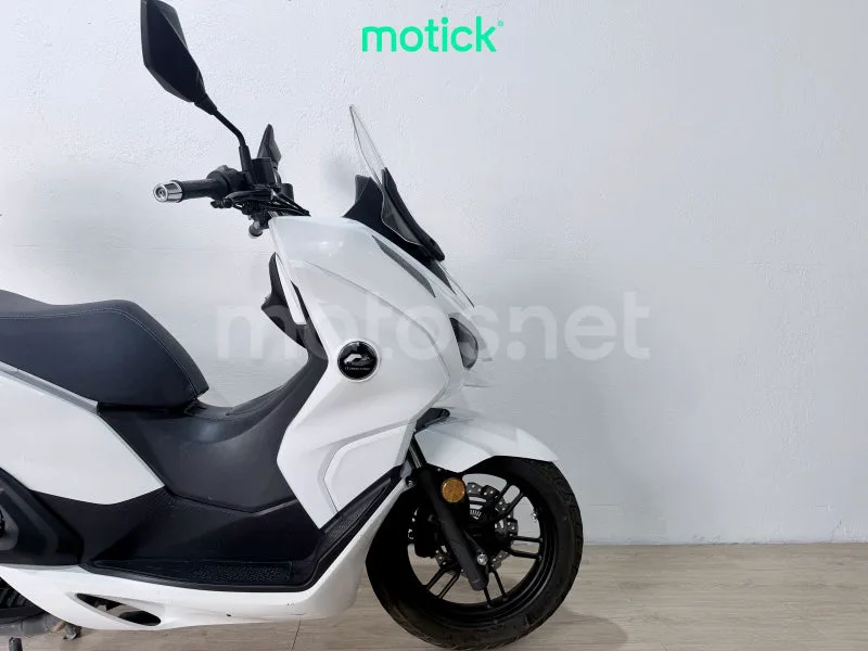 QJ Motor MTX 125 - Vista 3