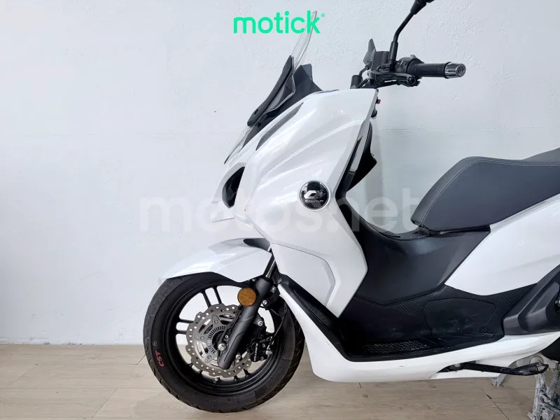 QJ Motor MTX 125 - Vista 6