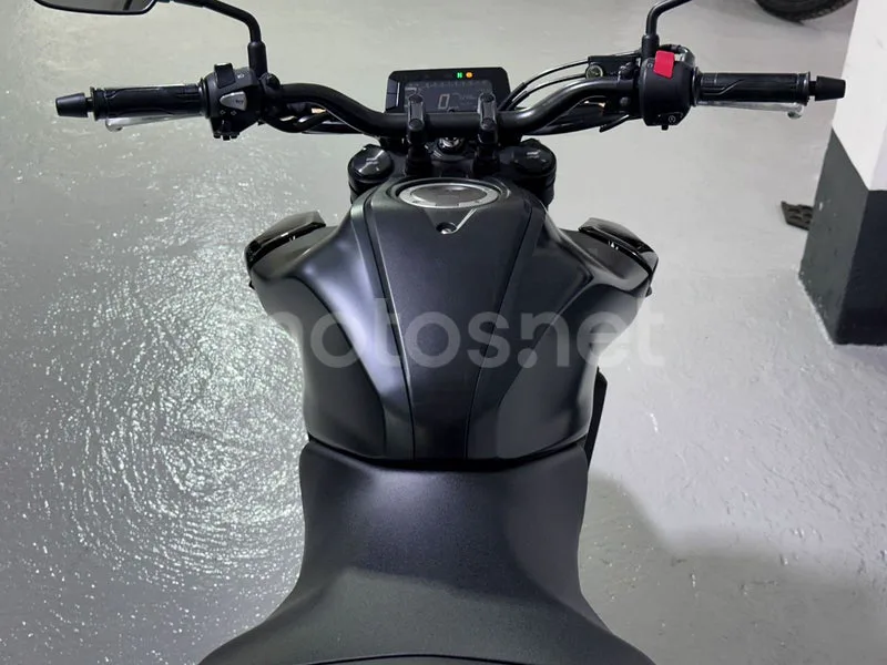 Honda CB125R - Vista 11