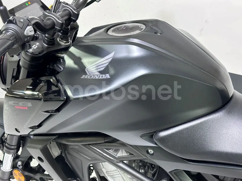 Honda CB125R - Vista 15